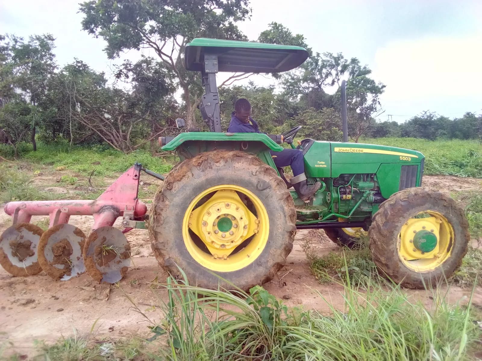 Tracteur compact au travail